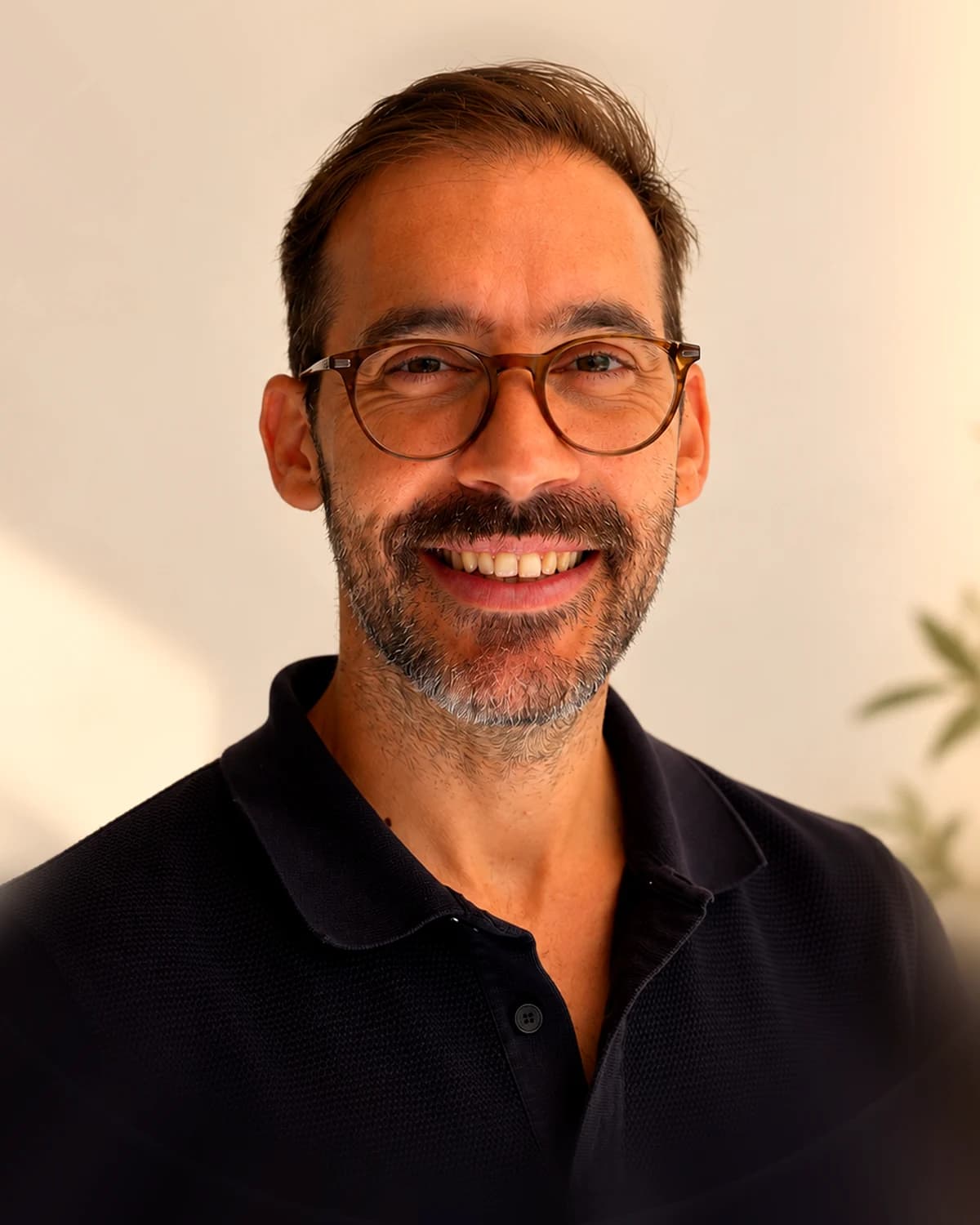 Miguel Nascimento, retrato de frente, de óculos e camisa escura